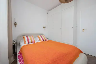 Łóżko lub łóżka w pokoju w obiekcie Wilcza Tenement Apartment Near National Museum by Noclegi Renters