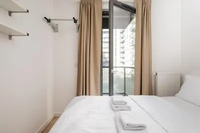 Łóżko lub łóżka w pokoju w obiekcie Wola Signature Apartment by BookingHost