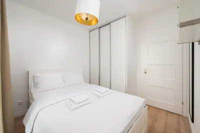 Łóżko lub łóżka w pokoju w obiekcie Wola Signature Apartment by BookingHost