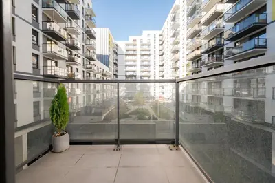 Balkon lub taras w obiekcie Wola Signature Apartment by BookingHost
