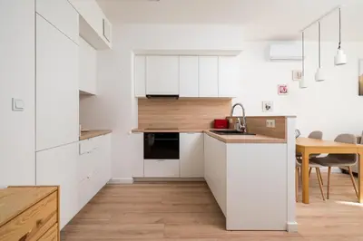 Kuchnia lub aneks kuchenny w obiekcie Wola Signature Apartment by BookingHost