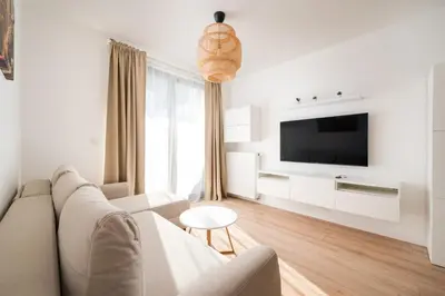 Telewizja i/lub zestaw kina domowego w obiekcie Wola Signature Apartment by BookingHost