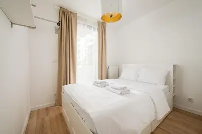 Łóżko lub łóżka w pokoju w obiekcie Wola Signature Apartment by BookingHost