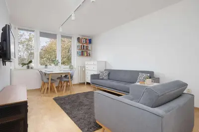 Część wypoczynkowa w obiekcie Spacious Apartment in Warsaw with 3 Rooms, Desk and Bathtub by Noclegi Renters