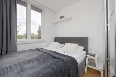 Łóżko lub łóżka w pokoju w obiekcie Spacious Apartment in Warsaw with 3 Rooms, Desk and Bathtub by Noclegi Renters
