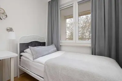Łóżko lub łóżka w pokoju w obiekcie Spacious Apartment in Warsaw with 3 Rooms, Desk and Bathtub by Noclegi Renters