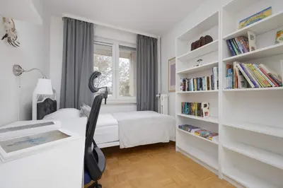 Łóżko lub łóżka w pokoju w obiekcie Spacious Apartment in Warsaw with 3 Rooms, Desk and Bathtub by Noclegi Renters