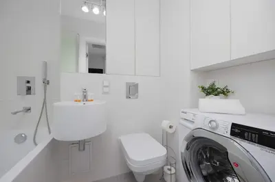 Łazienka w obiekcie Spacious Apartment in Warsaw with 3 Rooms, Desk and Bathtub by Noclegi Renters