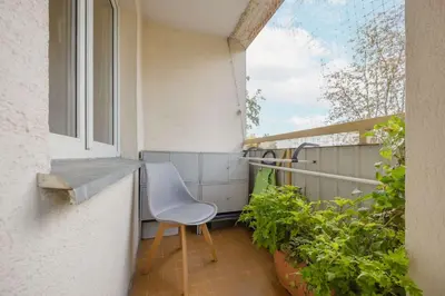 Balkon lub taras w obiekcie Spacious Apartment in Warsaw with 3 Rooms, Desk and Bathtub by Noclegi Renters