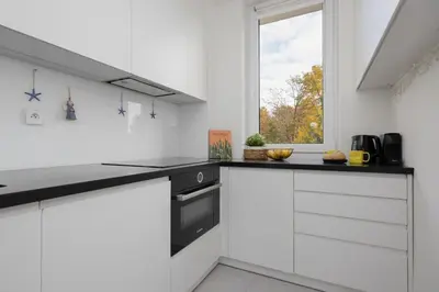 Kuchnia lub aneks kuchenny w obiekcie Spacious Apartment in Warsaw with 3 Rooms, Desk and Bathtub by Noclegi Renters