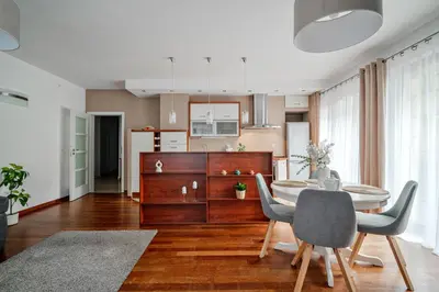 Kuchnia lub aneks kuchenny w obiekcie Mokotovia Premium Apart 100m2, garaż, winda, 5 łóżek, wanna z hydromasażem, prysznic, 2 toalety, f-VAT
