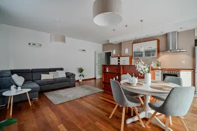 Kuchnia lub aneks kuchenny w obiekcie Mokotovia Premium Apart 100m2, garaż, winda, 5 łóżek, wanna z hydromasażem, prysznic, 2 toalety, f-VAT