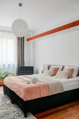 Łóżko lub łóżka w pokoju w obiekcie Mokotovia Premium Apart 100m2, garaż, winda, 5 łóżek, wanna z hydromasażem, prysznic, 2 toalety, f-VAT