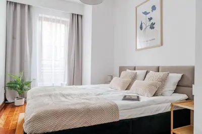 Łóżko lub łóżka w pokoju w obiekcie Mokotovia Premium Apart 100m2, garaż, winda, 5 łóżek, wanna z hydromasażem, prysznic, 2 toalety, f-VAT