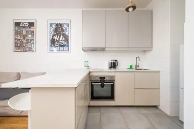 Kuchnia lub aneks kuchenny w obiekcie Metro Wierzbno Inviting Apartment by BookingHost