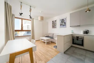 Kuchnia lub aneks kuchenny w obiekcie Metro Wierzbno Inviting Apartment by BookingHost