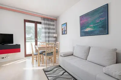 Telewizja i/lub zestaw kina domowego w obiekcie RentPlanet - Apartament Metro Młociny