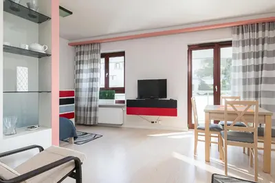 Telewizja i/lub zestaw kina domowego w obiekcie RentPlanet - Apartament Metro Młociny