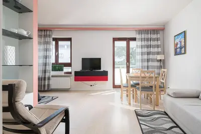 Telewizja i/lub zestaw kina domowego w obiekcie RentPlanet - Apartament Metro Młociny