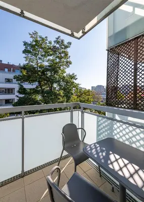 Balkon lub taras w obiekcie RentPlanet - Apartament Metro Młociny