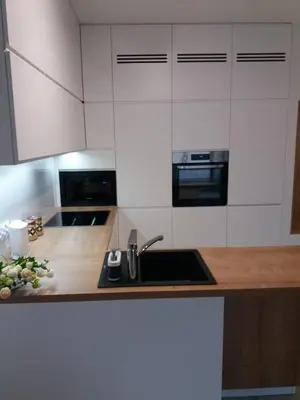 Kuchnia lub aneks kuchenny w obiekcie Luxury Apartment in heart of Warsaw with parking