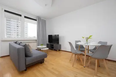 Telewizja i/lub zestaw kina domowego w obiekcie Family Apartment with Homely Atmosphere and Excellent for Remote Working by Noclegi Renters