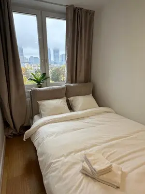 Łóżko lub łóżka w pokoju w obiekcie Skyline Apartament Wola
