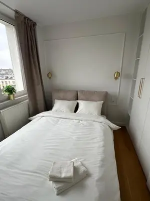 Łóżko lub łóżka w pokoju w obiekcie Skyline Apartament Wola