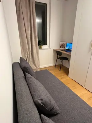 Telewizja i/lub zestaw kina domowego w obiekcie Skyline Apartament Wola