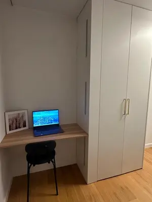 Telewizja i/lub zestaw kina domowego w obiekcie Skyline Apartament Wola