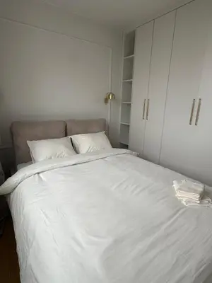 Łóżko lub łóżka w pokoju w obiekcie Skyline Apartament Wola