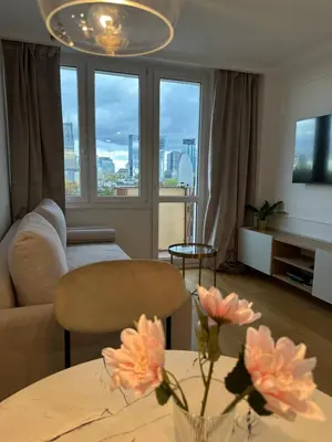 Telewizja i/lub zestaw kina domowego w obiekcie Skyline Apartament Wola