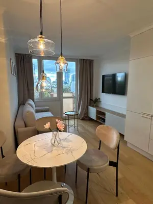 Telewizja i/lub zestaw kina domowego w obiekcie Skyline Apartament Wola