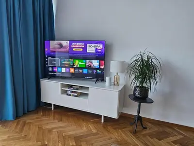 Telewizja i/lub zestaw kina domowego w obiekcie Downtown Place Apartment