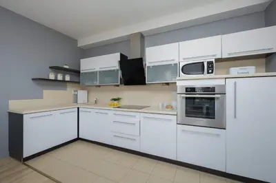Kuchnia lub aneks kuchenny w obiekcie Grey Apartment in Warsaw with City View and Balcony by Noclegi Renters