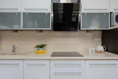 Kuchnia lub aneks kuchenny w obiekcie Grey Apartment in Warsaw with City View and Balcony by Noclegi Renters