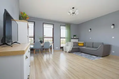 Telewizja i/lub zestaw kina domowego w obiekcie Grey Apartment in Warsaw with City View and Balcony by Noclegi Renters
