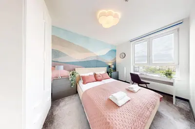 Łóżko lub łóżka w pokoju w obiekcie Velvet Sky Apartment AC Balcony Parking