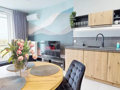 Kuchnia lub aneks kuchenny w obiekcie Velvet Sky Apartment AC Balcony Parking