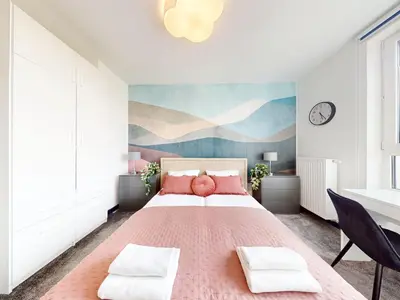 Łóżko lub łóżka w pokoju w obiekcie Velvet Sky Apartment AC Balcony Parking