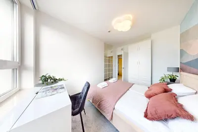 Łóżko lub łóżka w pokoju w obiekcie Velvet Sky Apartment AC Balcony Parking