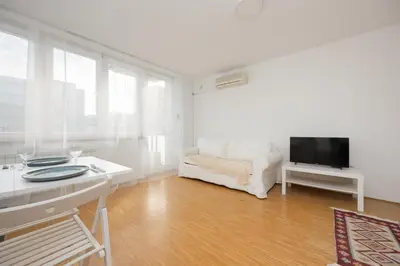 Telewizja i/lub zestaw kina domowego w obiekcie 1 Sierpnia Modern Studio Warsaw by Solarento