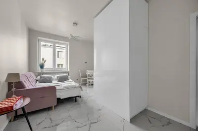Łóżko lub łóżka w pokoju w obiekcie Ochota Rokosowska Deluxe Studio by BookingHost
