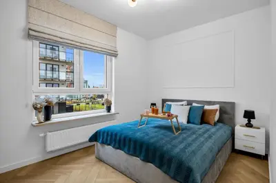 Łóżko lub łóżka w pokoju w obiekcie 61m2 Włochy Apt - Parking, Gym, Balcony, Workspace - by Rentujemy
