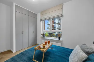 Łóżko lub łóżka w pokoju w obiekcie 61m2 Włochy Apt - Parking, Gym, Balcony, Workspace - by Rentujemy