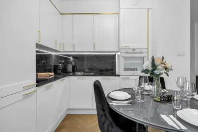 Kuchnia lub aneks kuchenny w obiekcie 61m2 Włochy Apt - Parking, Gym, Balcony, Workspace - by Rentujemy