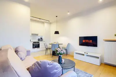 Telewizja i/lub zestaw kina domowego w obiekcie Bonbon Apartment With Parking Kolska