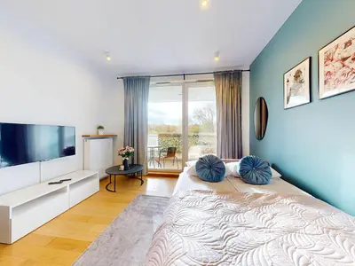 Telewizja i/lub zestaw kina domowego w obiekcie Bonbon Apartment With Parking Kolska
