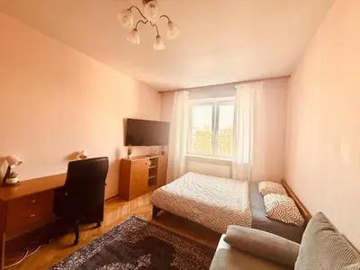 Telewizja i/lub zestaw kina domowego w obiekcie Cozy Apartmant next to Metro