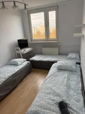 Łóżko lub łóżka w pokoju w obiekcie Pokoje Metro Targówek Mieszkaniowy